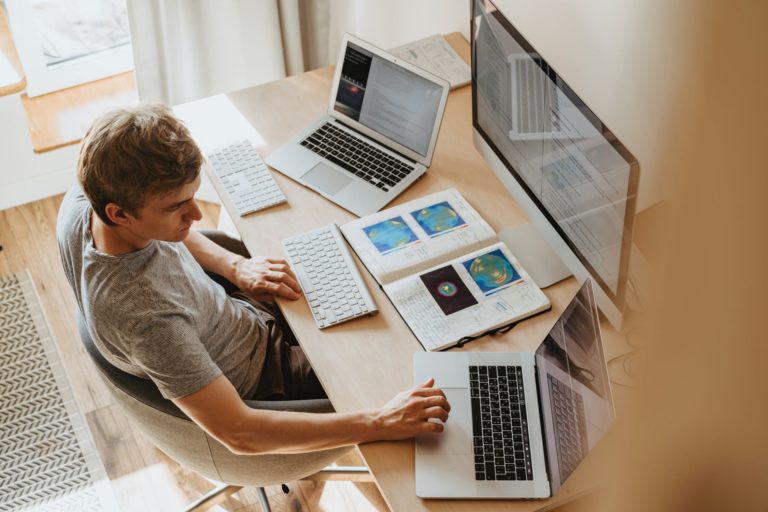 homem-fazendo-home-office